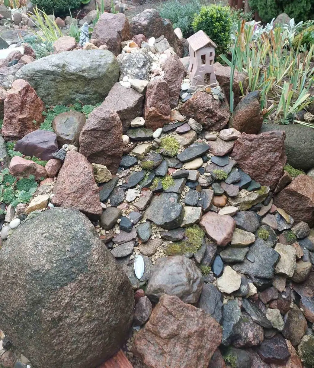 Октябрь 2024 года. Дача. Станция Понизов. Могилевская область. Рокарий с домиком.