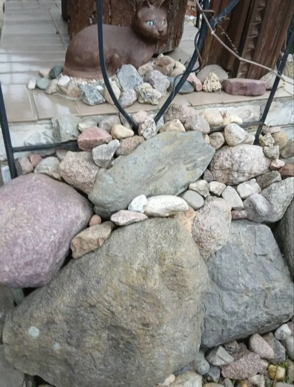 Ноябрь 2024 года. Дача. Станция Понизов. Могилевская область. Небольой рокарий украшает крыльцо у входа в дом. Валуны скреплены бетонным раствором.