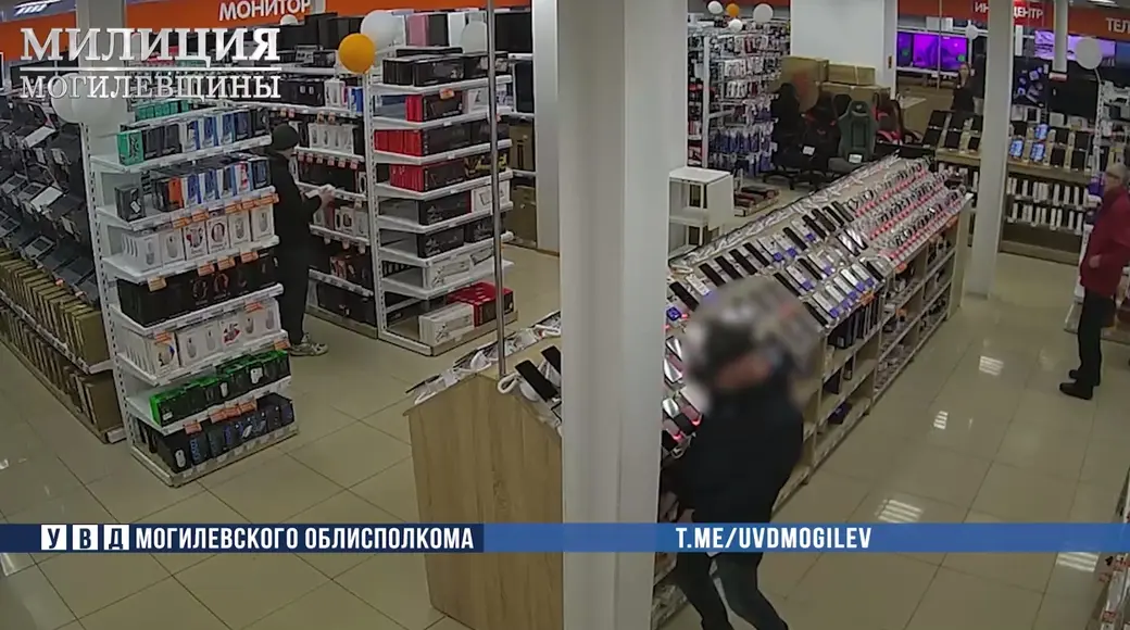 Момент кражи зафиксировали камеры. Скриншот с видео УВД