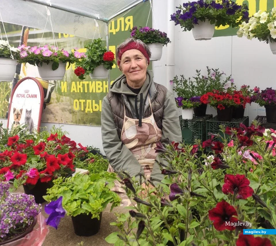 20.05.2025. Бобруйск. Мария Ивановна Шинкевич продает цветы на  рынке «На Красноармейской». Фото