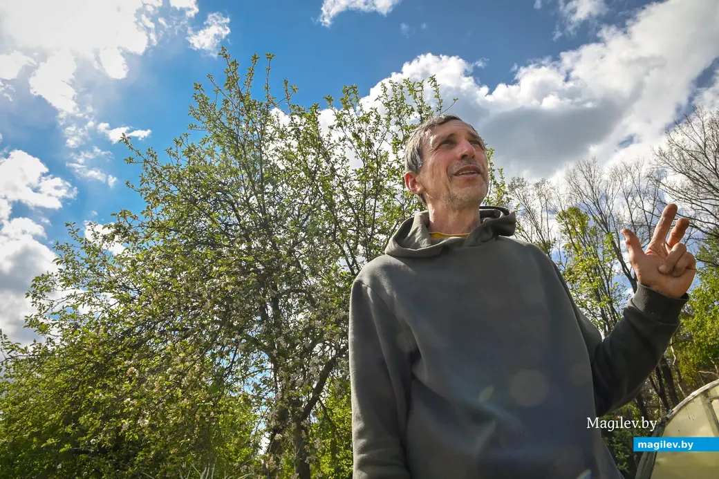 14.05.2025. д. Дубовка Бобруйского района. Пчеловод Юрий Шинкевич.