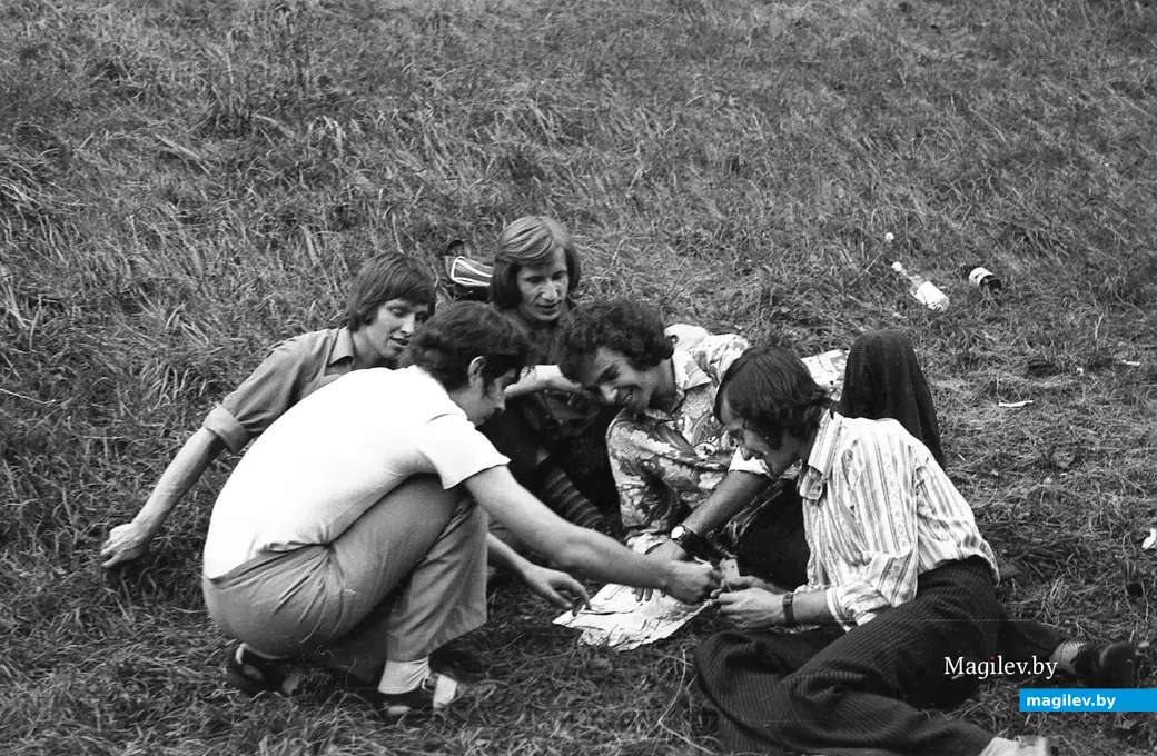 1970-е, Могилев, Дубровенка. Якобы читают газетку...