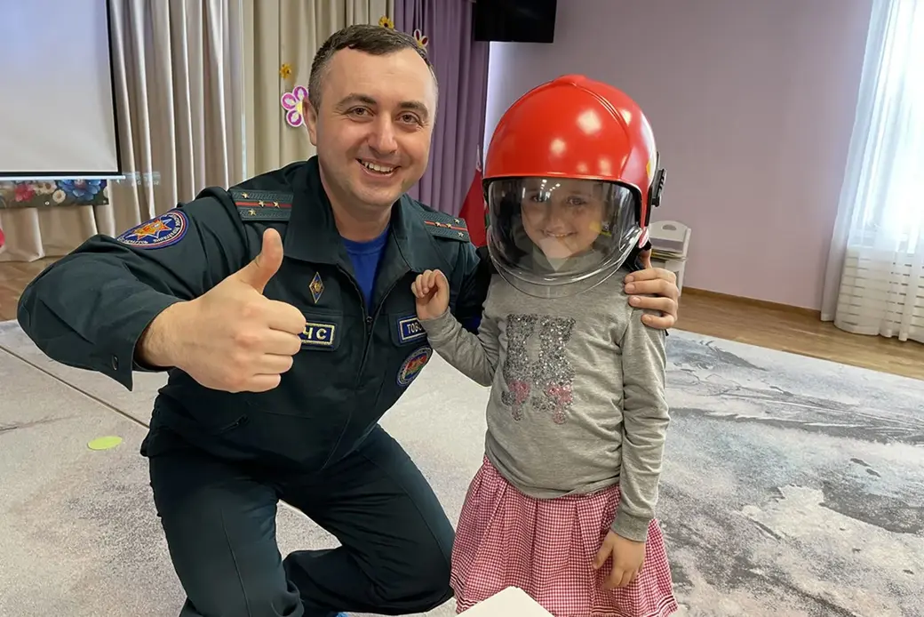 Евгений Товстик на занятиях в детском садике.