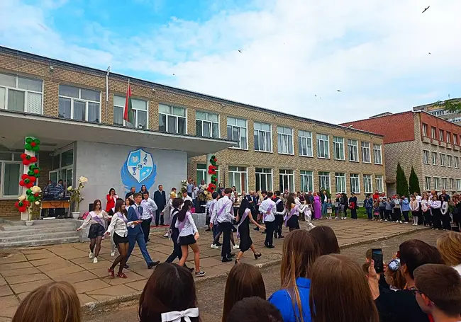 «И школьные годы уже не вернуть…»: в школах нашей страны прозвучали последние звонки