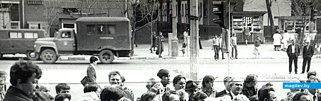 1970-е годы, Могилев. Вид со ступенек нового корпуса на улицу Космонавтов.