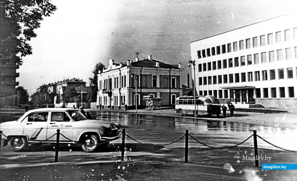 1970-е годы. Могилев, поворот с Комсомольской на Пионерскую (слева –«Пингвин»).