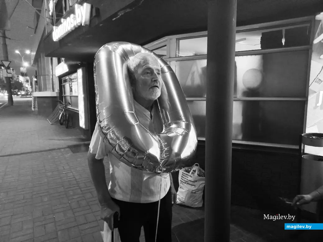 Сентябрь 2024 года, Могилев. Леонид Шульц готов петь и танцевать у входа в бывшее кафе «Пингвин» всю ночь.