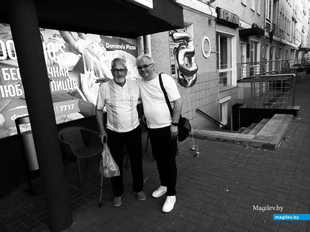 Сентябрь 2024 года, Могилев. Леонид Шульц и Павел Усович у входа в бывшее кафе «Пингвин».