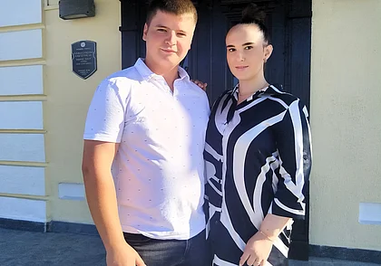 «Пригласила в шутку к себе на урок, а я взял и приехал». Свадебная пара недели