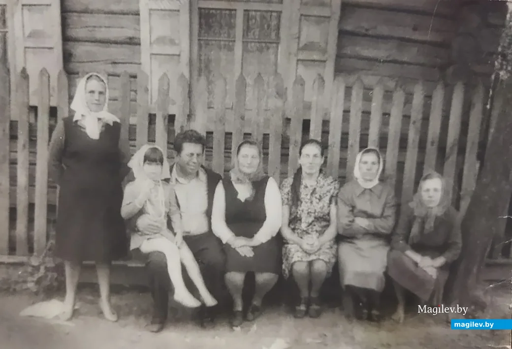 Конец 1970-х. На деревенской улице в Заполье. Маленькая Валентина у отца на коленях.