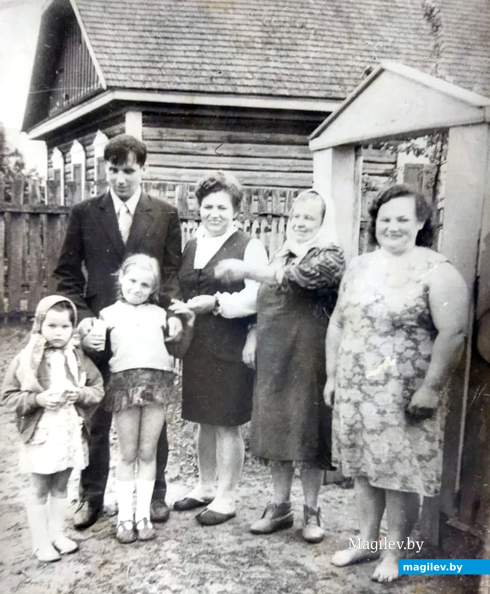 1976 год. Самая маленькая на фото - Валентина, крайняя справа - ее мама Ольга Мишур, бабушка