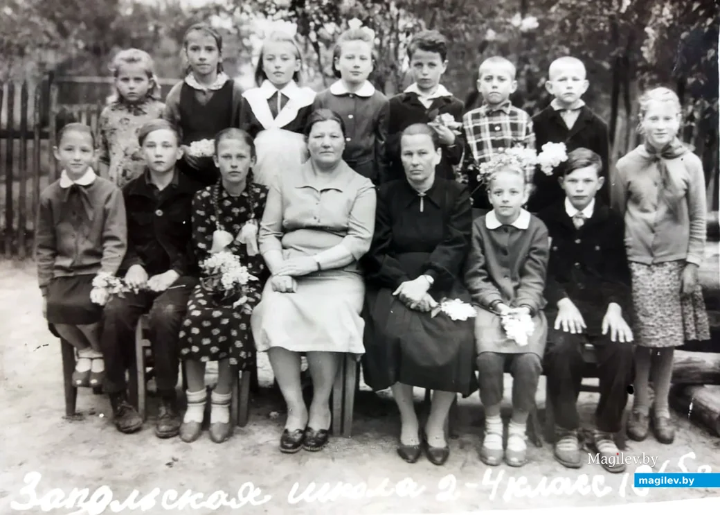 1965 год. Ученики запольской школы. Крайний справа в первом ряду - брат Валентины Анатолий.
