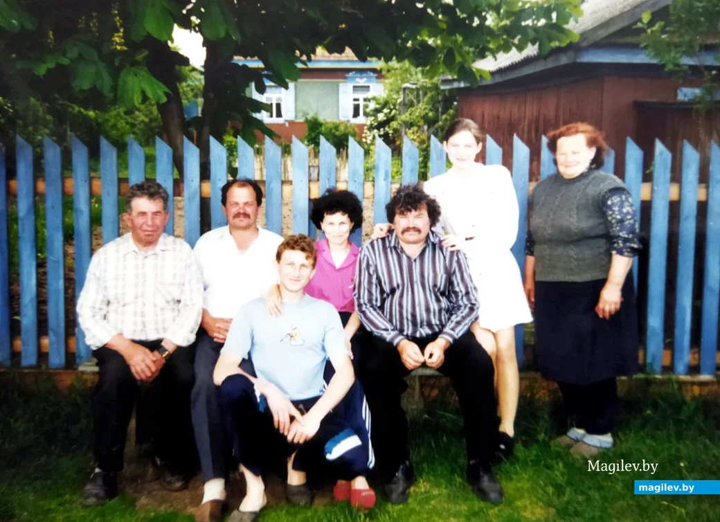1993 год. На фоне родительского дома. Семья Мишур. Муж Валентина в центре, присел рядом с ней.