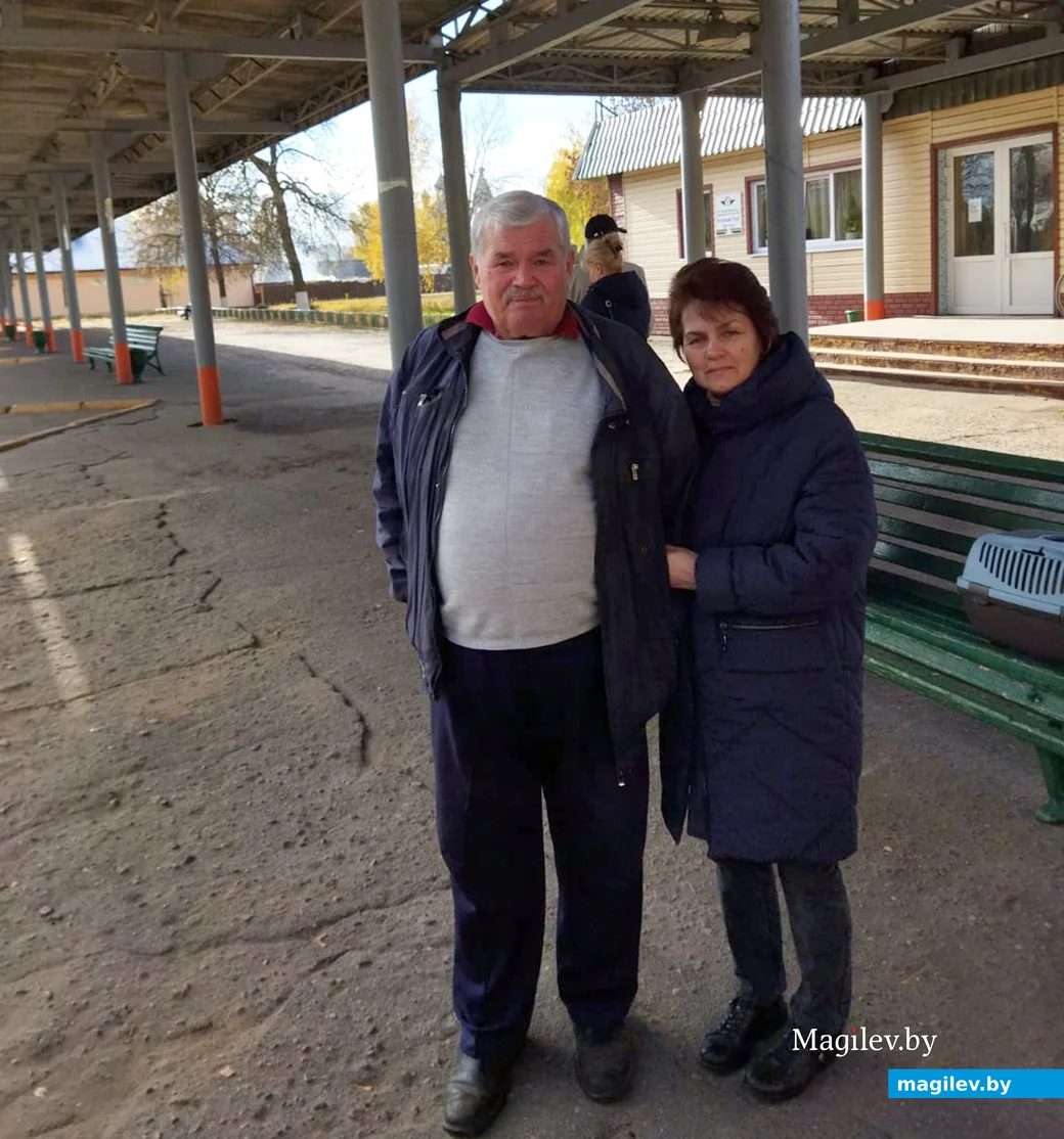 2020 год. Валентина с братом Анатолием в Глуске на автостанции.