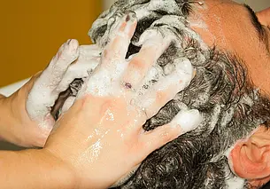 Почему нельзя мыть голову каждый день: отвечает врач