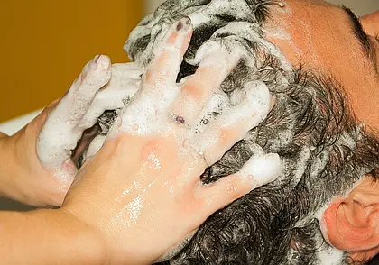 Почему нельзя мыть голову каждый день: отвечает врач