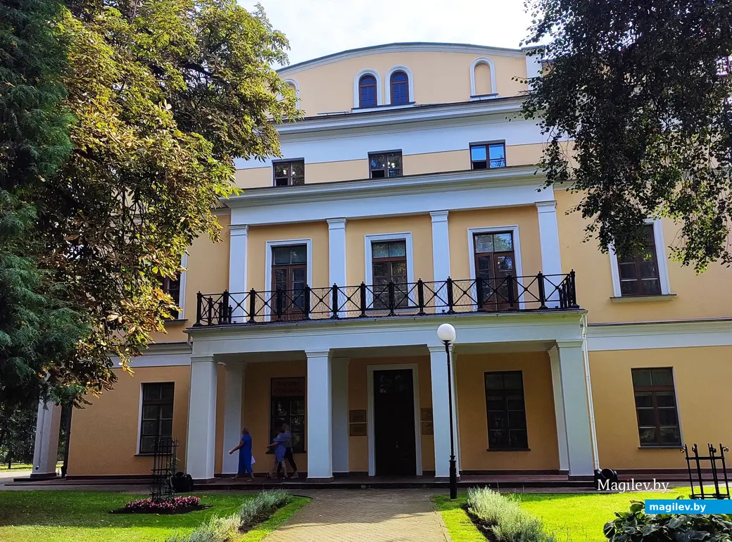 Сентябрь 2024 г. Гомель. Сувенирная лавка в парке.