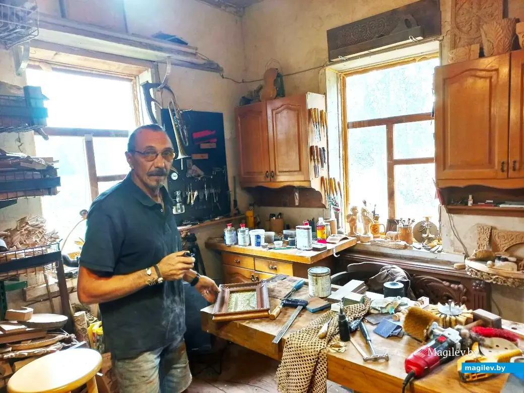 Август 2024 года, Могилевский район, дер. Жуково. В мастерской Игоря Щербина.