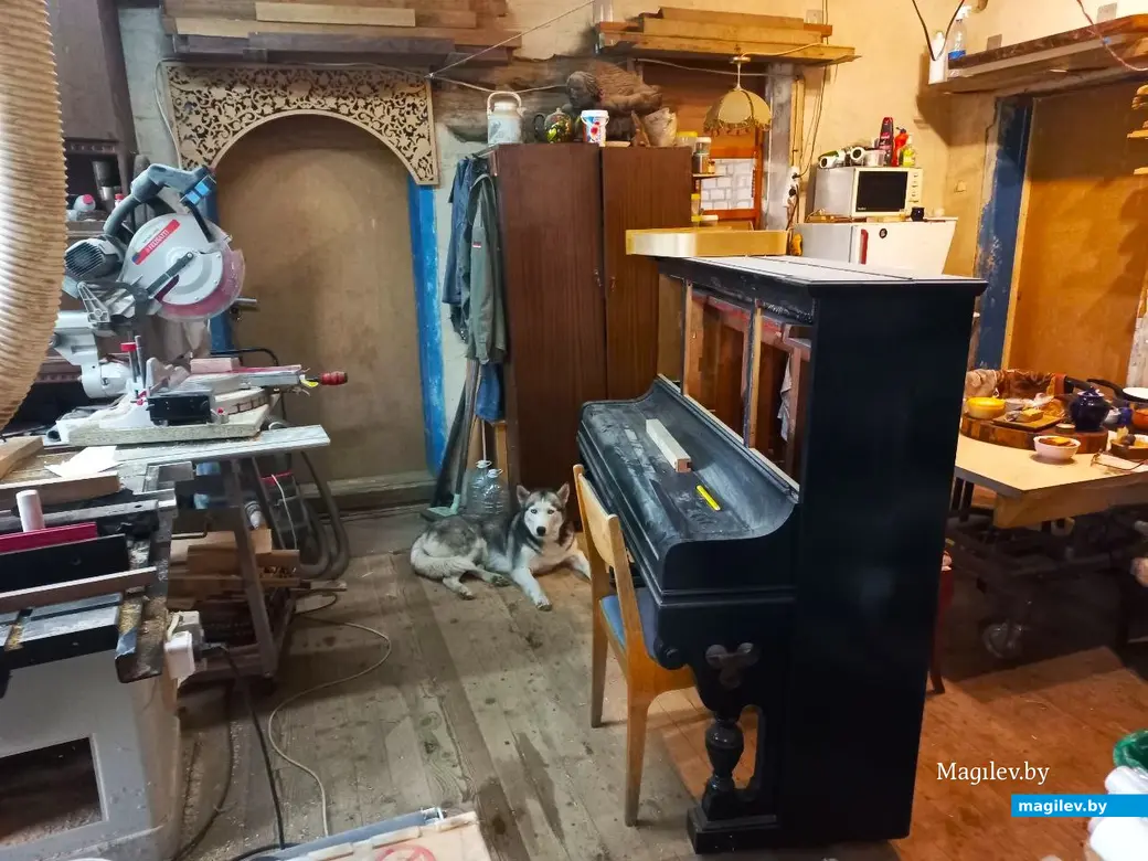 Август 2024 года, Могилевский район, дер. Жуково. В мастерской Игоря Щербина.