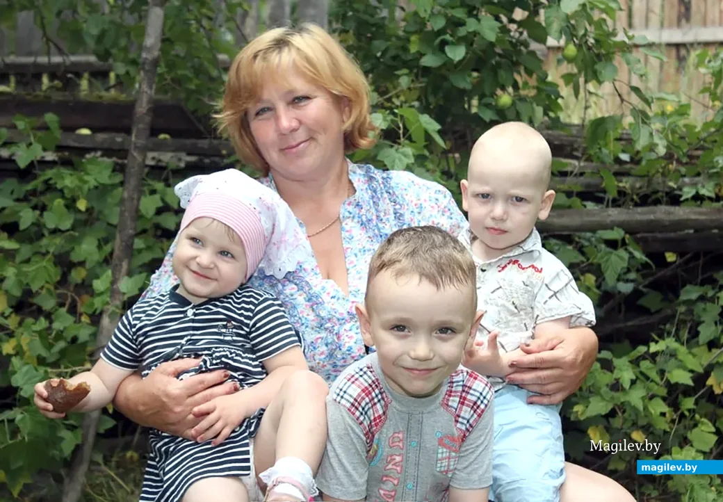 2010-е. Надежда Владимировна с внуками в Заполье в родном дворе.