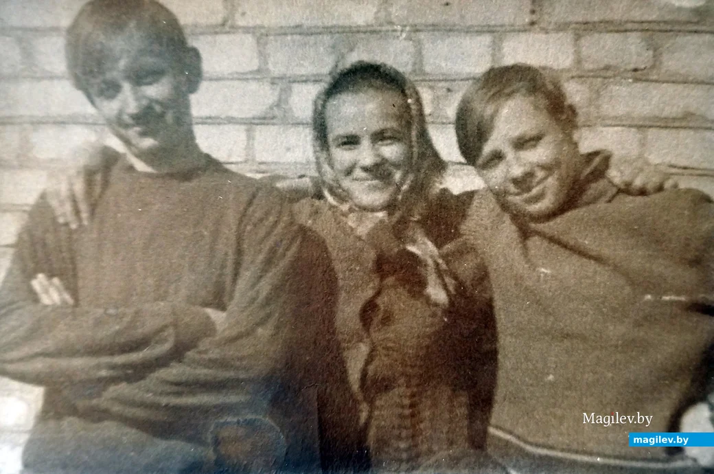 1970-е. Игорь Потапенко, Аня Кирдун, Иван Гриневич возле клуба в Заполье.