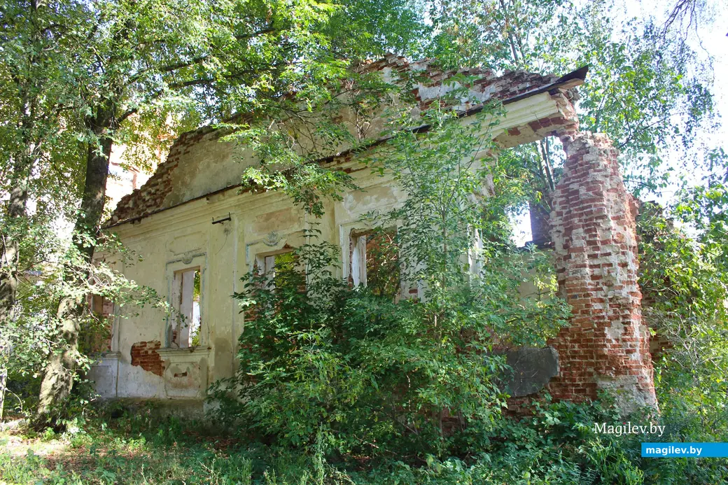 Сентябрь 2024 года. Монастырский жилой дом возле церкви в Сельце Мстиславского района Могилевской области.