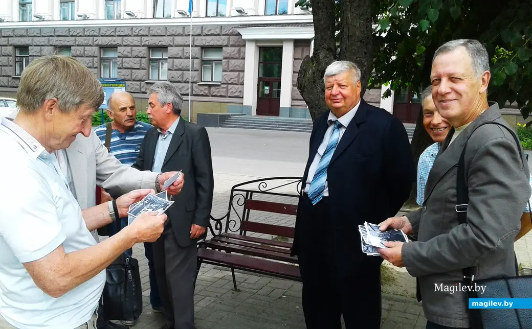 2017 год, Могилев. Выпускники ММИ 1977 года у стен родного вуза.