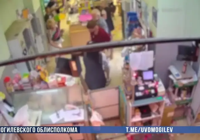 Поссорившись с супругой, могилевчанин ударил пенсионера и разбил стекло в двери магазина