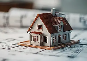 Сестра обещала выкупить долю дома, но не выкупила, а просто живет там