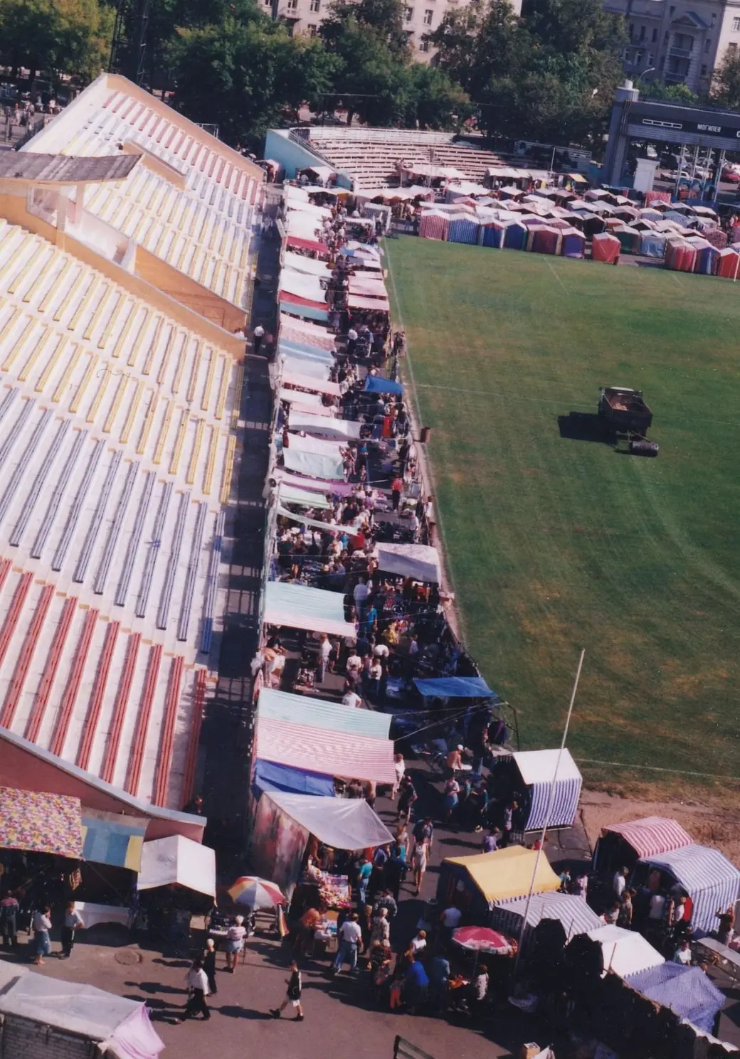 1990-е гг. Могилев, вещевой рынок на стадионе «Спартак». Фото: соцсети.