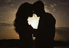 «Родители у нее пьющие, до меня у нее было два половых партнера...» Продолжать ли отношения? Ситуацию комментирует психолог