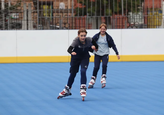 На стадионе «Спартак» можно покататься на роликах. Есть и пункт проката