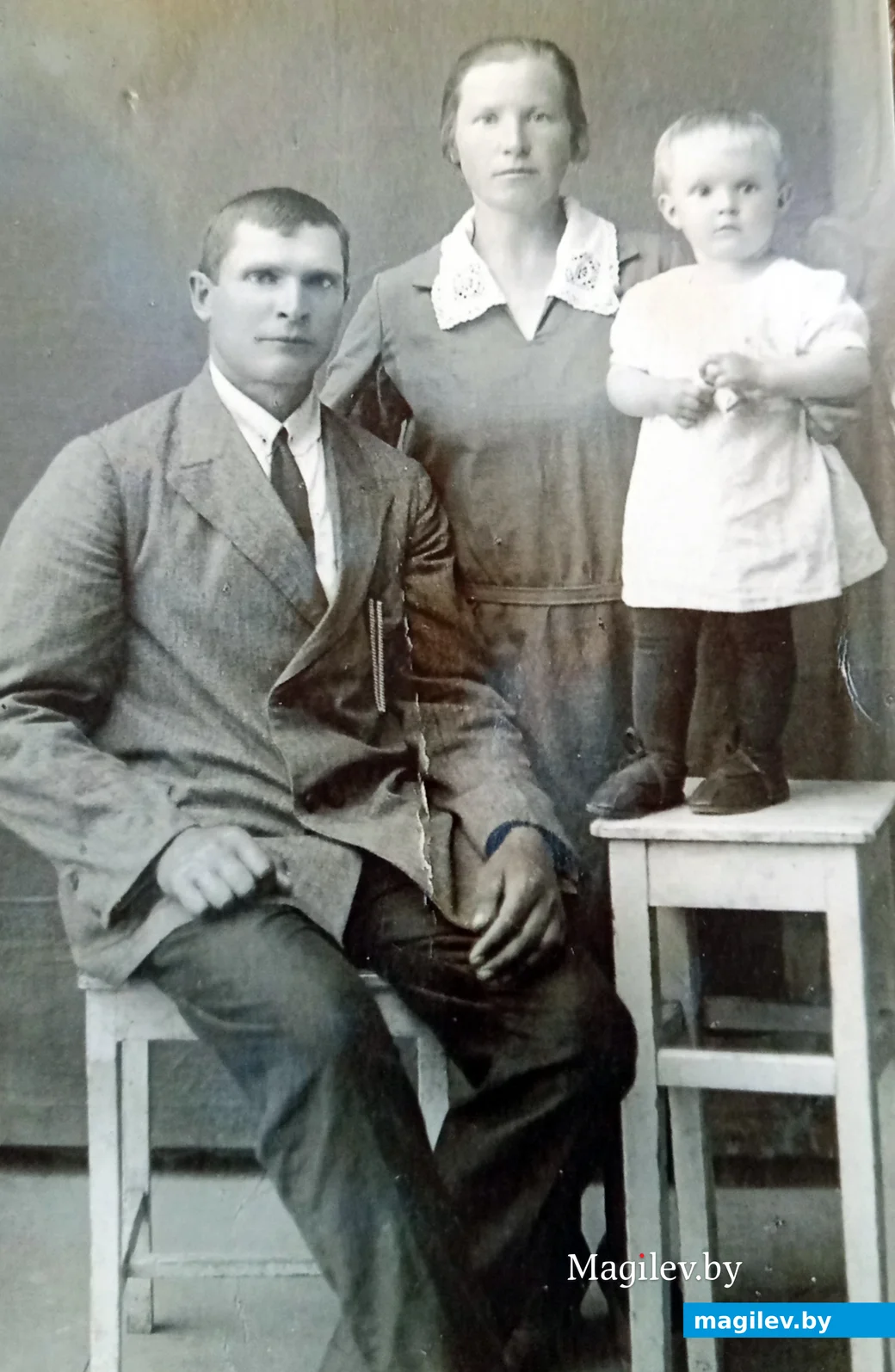 1927 год. Андрей Махнач с женой Агафьей и дочкой Олей.