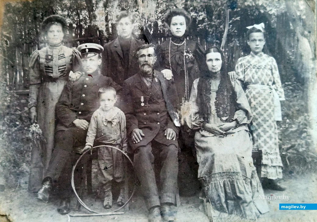 1890-е годы. Самая старая фотография в семейном альбоме Ольги Кубанской-Чимбург. Крайняя слева
