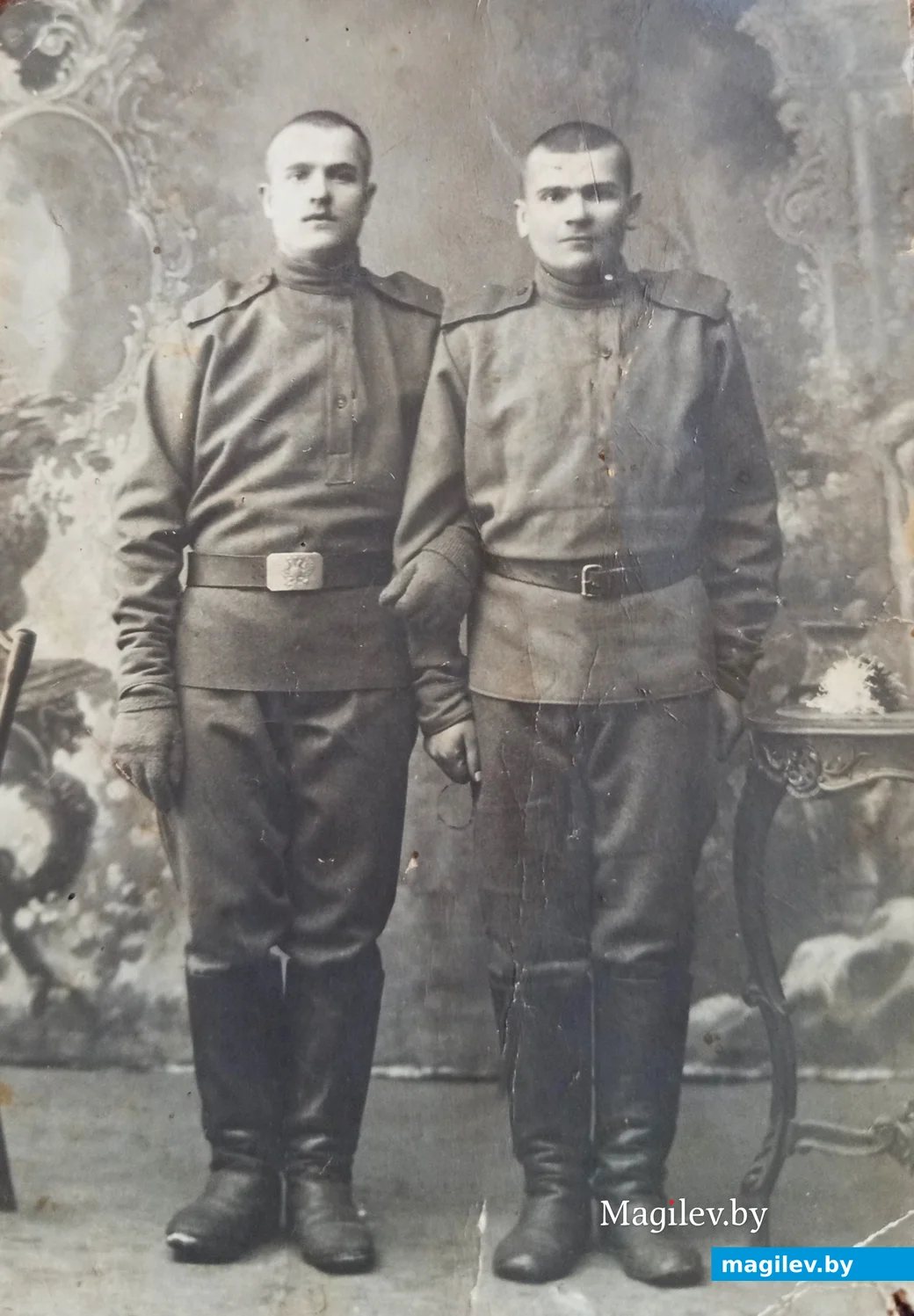 Примерно 1916 год. Василий Махнач (справа), сын Марии Романовны. Погиб в немецком плену в 1916 году.