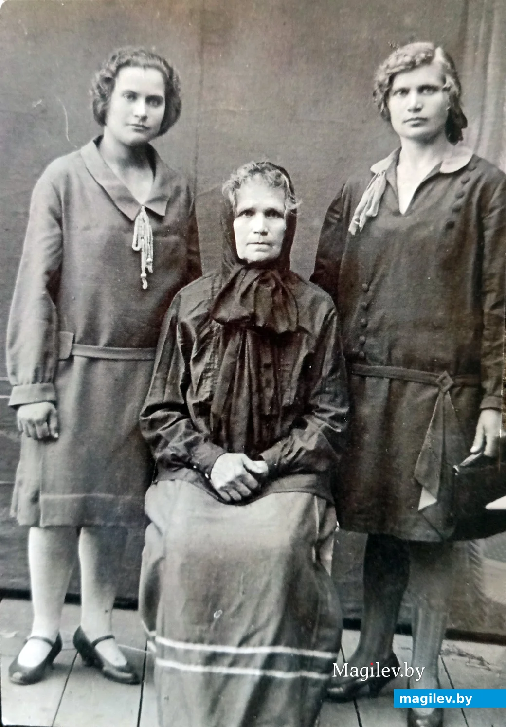 1923 или 1925 год. Мария Романовна Махнач с дочками Анастасией (слева) и Анной.