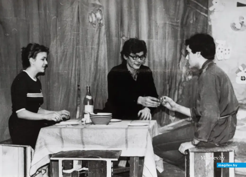 Михаил Рудаков (справа) в спектакле.