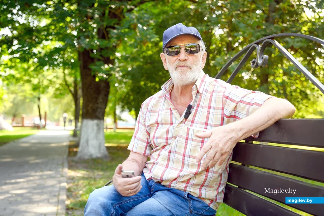 29.08.2024. Писатель, журналист Наум Сандомирский на скамейке в центральном парке Глуска.