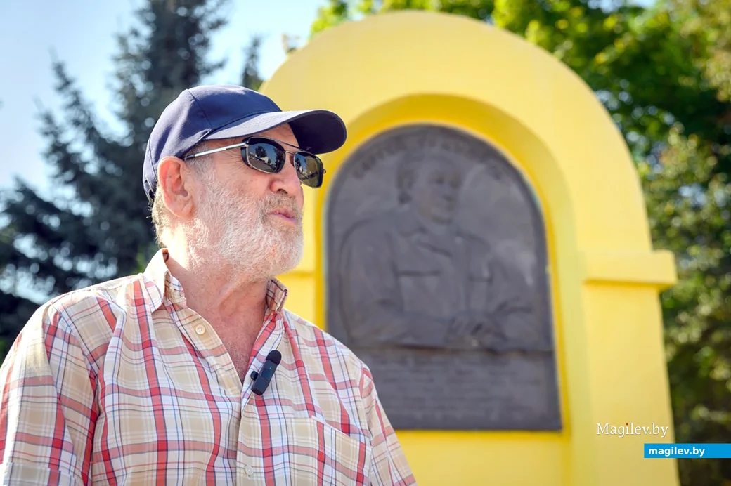 29.08.2024. Глуск. Наум Сандомирский у памятника Сергею Граховскому на одноименном бульваре