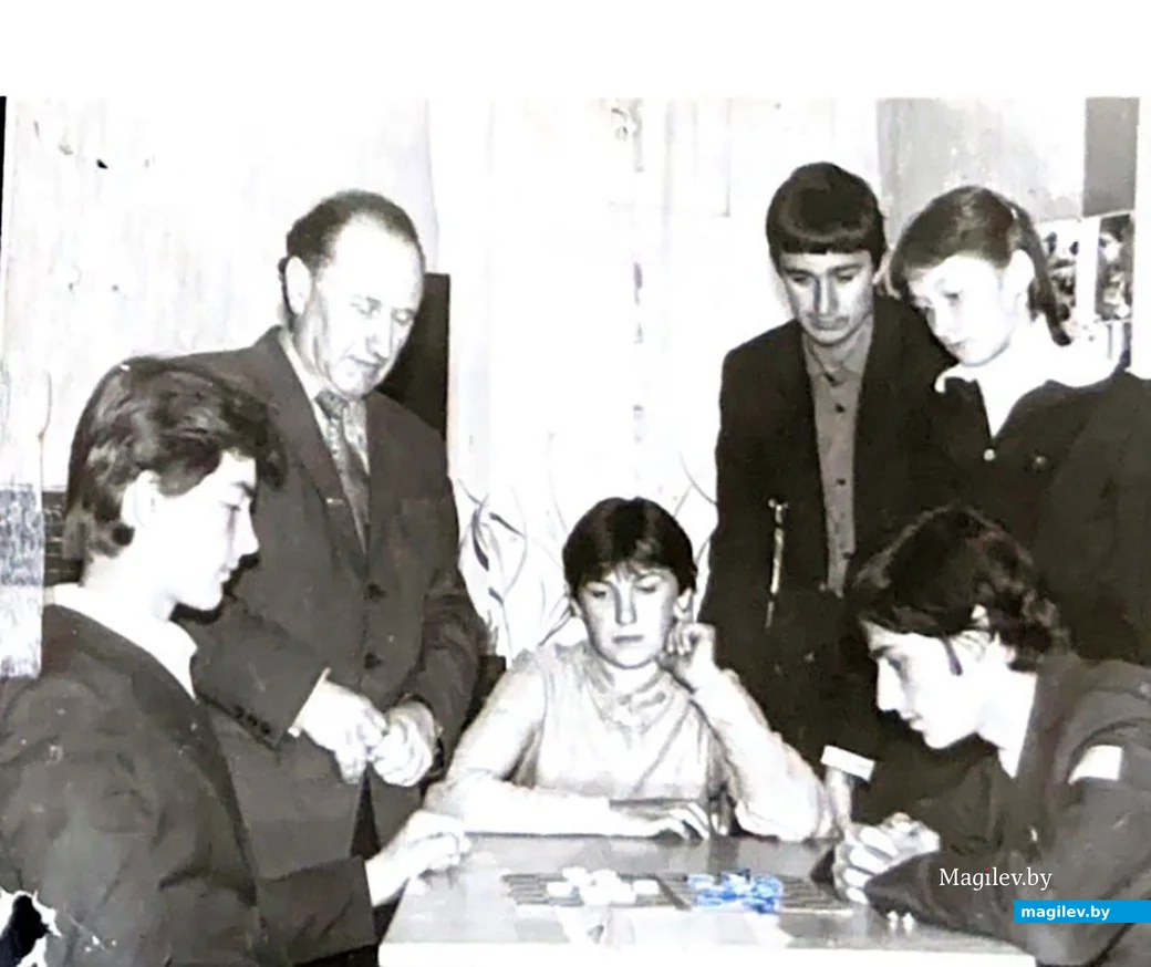  1980-е. Глусская средняя школа №2. Борис Вениаминович Гельфер и шашечный кружок.