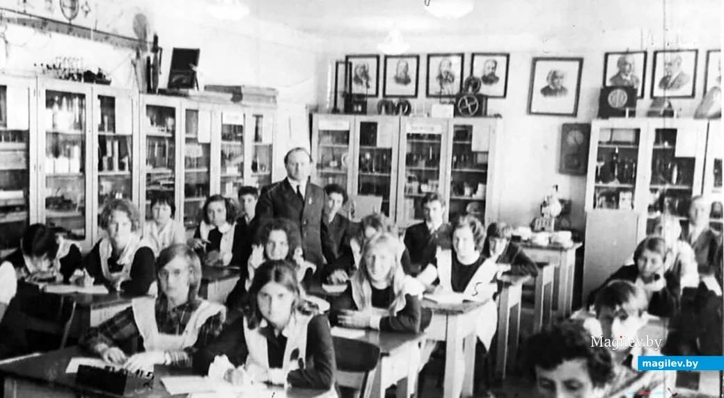  1970-е. Глусская средняя школа №2. Учитель физики Борис Вениаминович Гельфер с учениками.