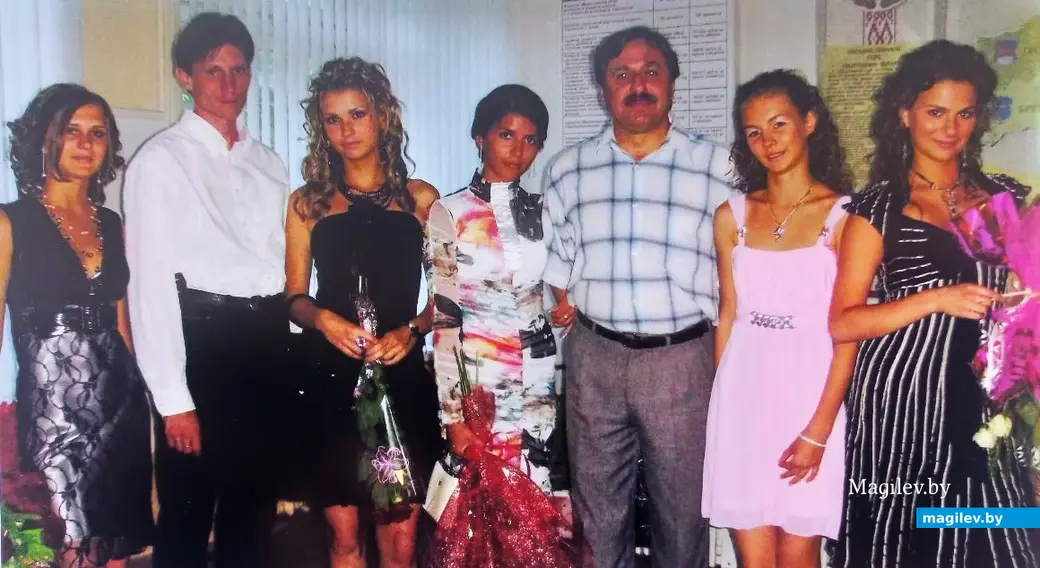 2005 г, Могилев. Вячеслав Иванов с выпускниками гимназии №2.