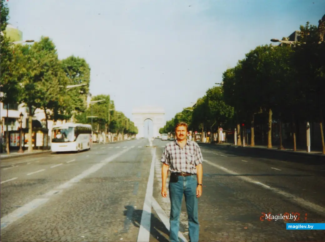 2001 г, Париж. Вячеслав Иванов на Елисейских полях.