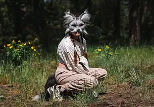 «Ходит на четвереньках и гавкает на прохожих»