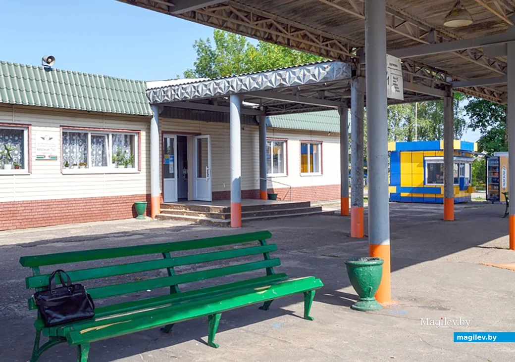 Август 2024 года. Автостанция в Глуске. В 1950-е на месте еврейского кладбища был построен