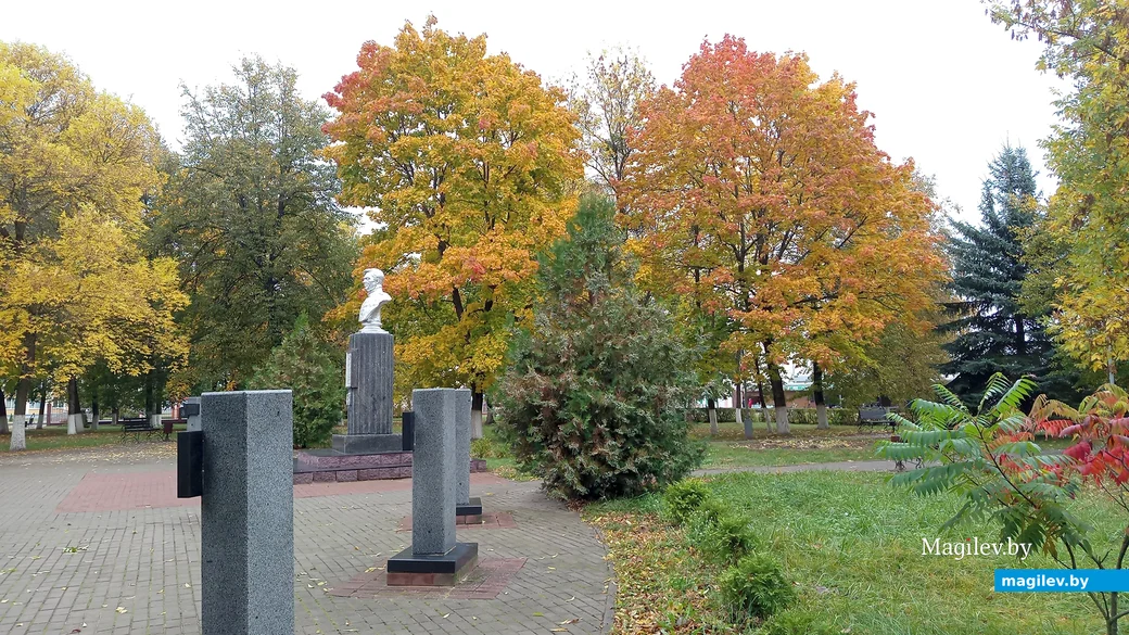 11.10.2024 г. В этом месте центрального парка Глуска до 1969 года находилась могила расстрелянных