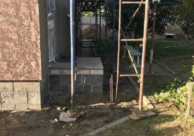 В Березе мужчину нанизало на арматуру: он упал со строительных лесов во время покраски дома