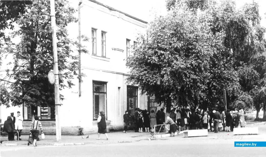 1990-е. На фото - "дежурный" магазин. Между ним и Центральным парком когда-то находилась