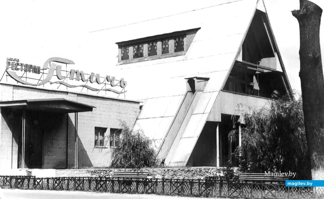 1980-е. На месте церковного цвинтера построили ресторан. Фото Игоря Кирина.