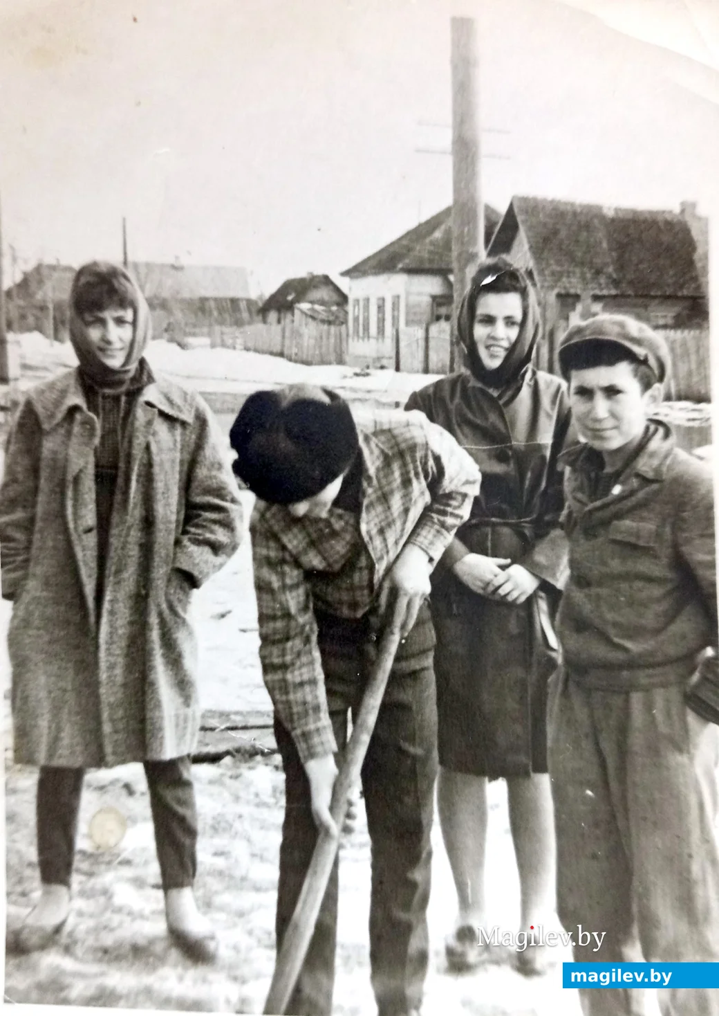 1950-е. Глусские ребята на улице Советской. Слева - Полина Фуксон (будущая жена Наума